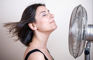 Foto dona + ventilador-menopausia