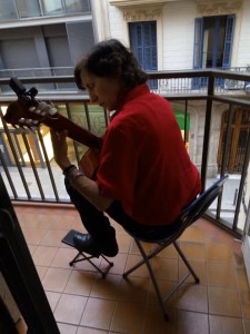Foto Fina tocant guitarra al balcó